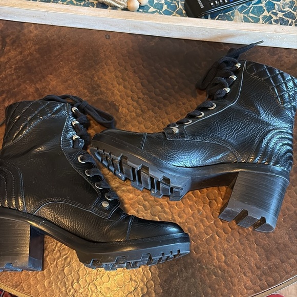 MARC FISHER Crinkled Leather Lace Up Heeled Combat Moto Booties/ Size 8.5M - Picture 3 of 9